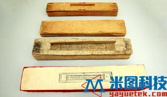 四个不同版本的木刻版《四部医典》.jpg